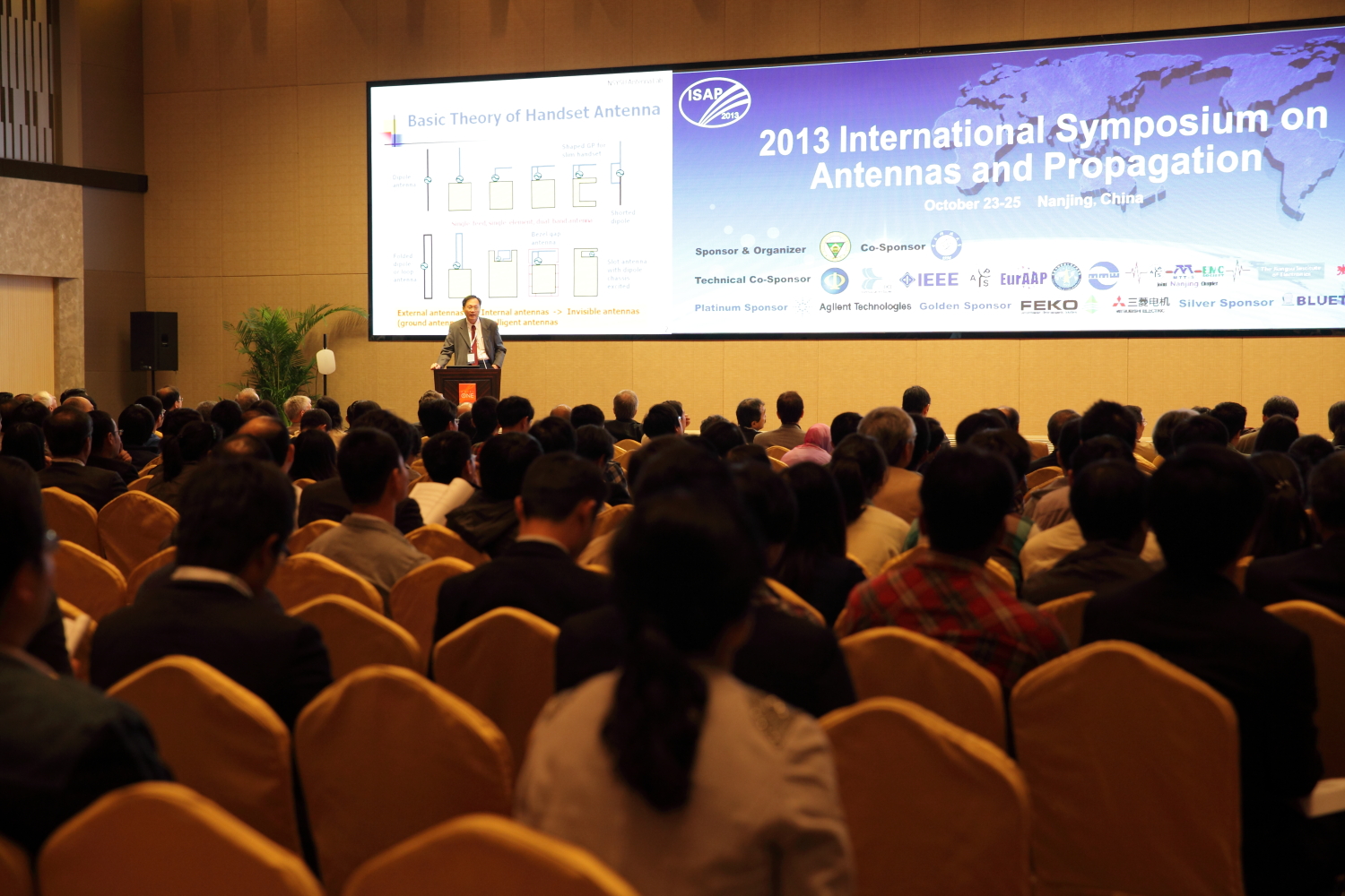 Prof. Kin-Lu Wong gave a keynote speech at ISAP 2013.